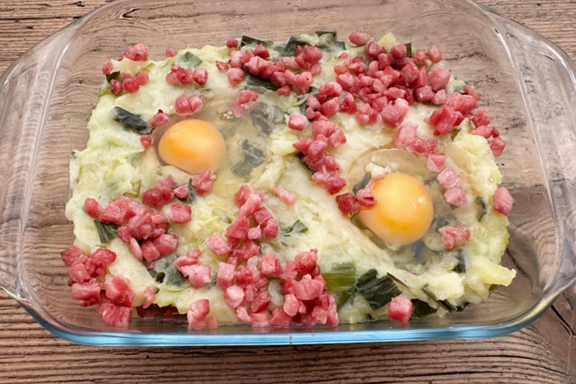 Speck und Eier zugeben