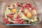 Speck und Eier zugeben