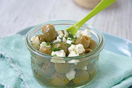 Eingelegte Oliven mit Feta