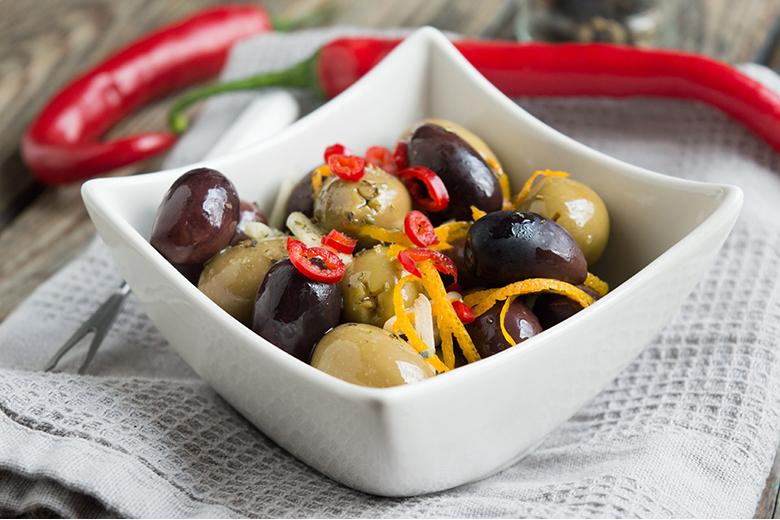 Eingelegte Oliven mit Knoblauch