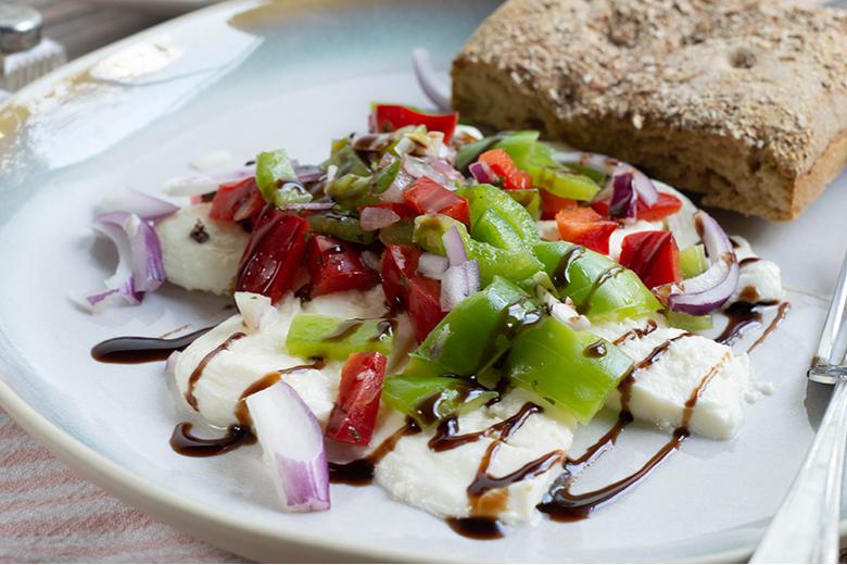 Peperonisalat mit Mozzarella