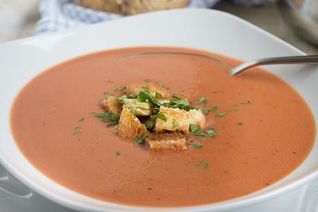 Peperonisuppe mit Frischkäse