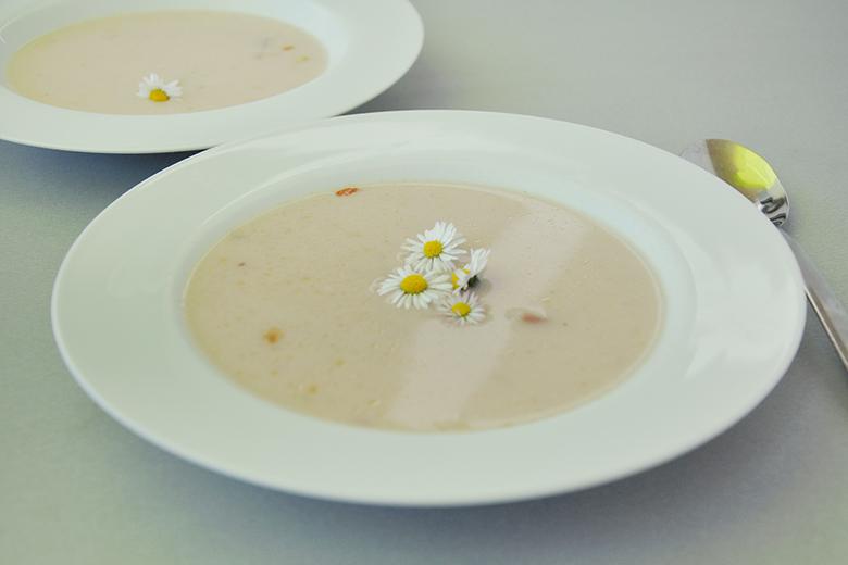 Radieschensuppe mit Gänseblümchen