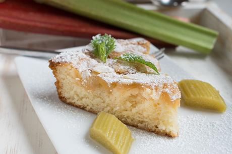 Rhabarberkuchen vom Blech mit Streuseln