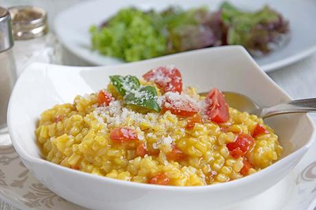 Safranrisotto mit Tomaten