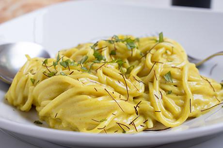 Spaghetti an Safran-Sauce