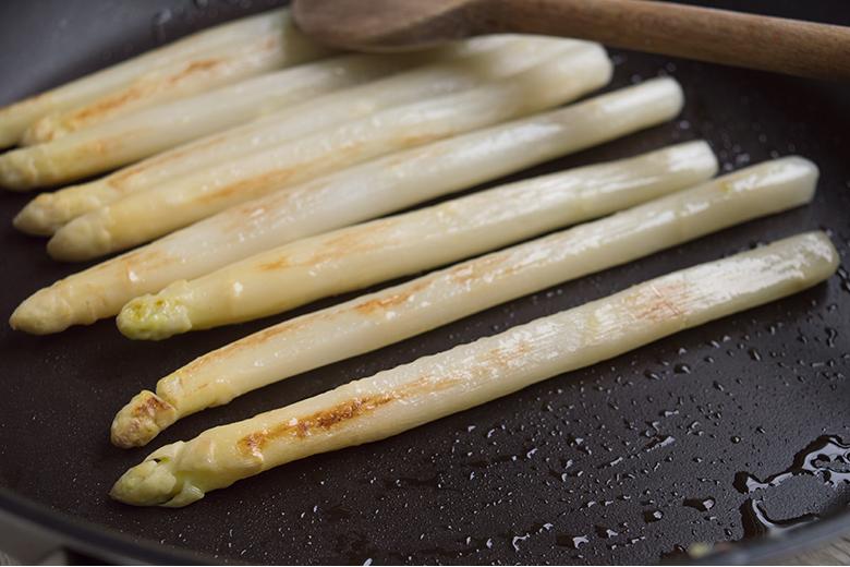 Spargel in der Pfanne braten