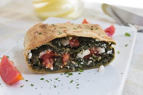 Spinatstrudel mit Feta und Tomaten
