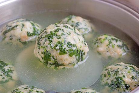 Spinatknödel mit frischem Blattspinat
