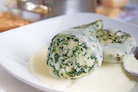 Spinatknödel mit Käsesauce
