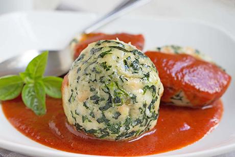 Spinatknödel mit Tomatensauce