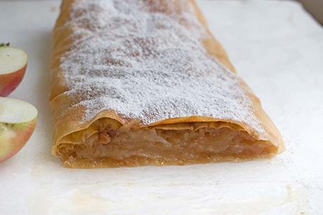 Apfelstrudel mit fertigem Strudelteig