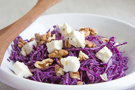 Rotkabissalat mit Baumnüssen und Feta