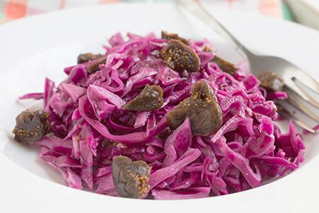 Rotkohlsalat mit Datteln