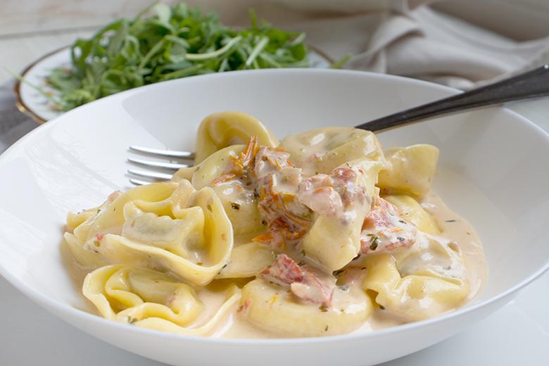 Tortellini mit Tomatensauce