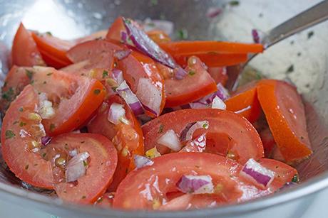 Tomatensalat mit Zwiebeln