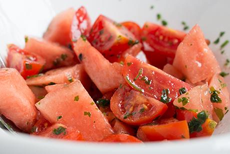 Tomatensalat mit Wassermelone
