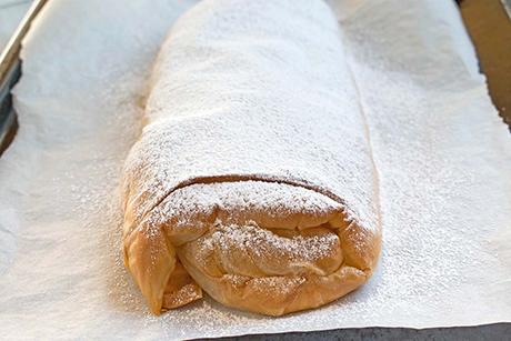 Quarkstrudel mit Kirschen