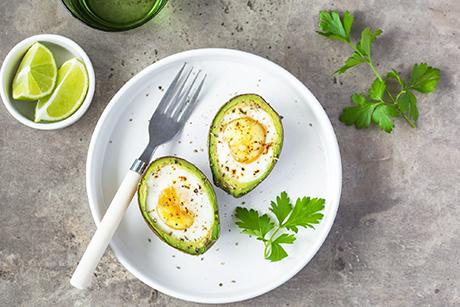 Ketogenes, vegetarisches Gericht mit Avocado