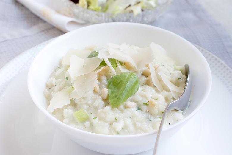 Basilikumrisotto mit Pinienkernen