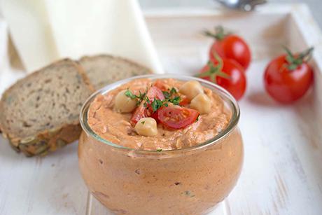Hummus mit Tomaten