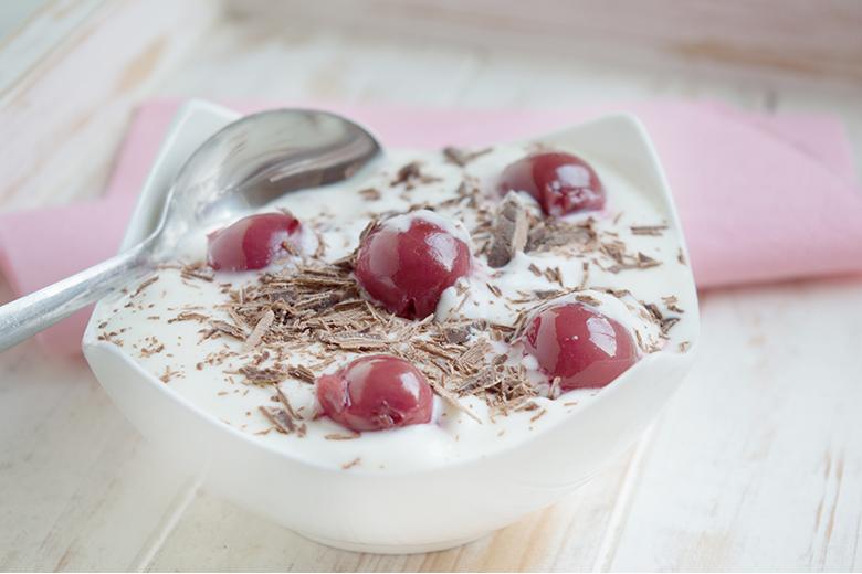 Stracciatella Creme mit Kirschen