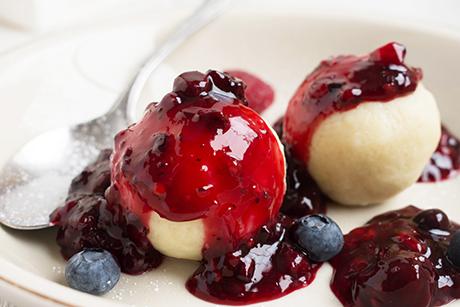 Quarkknödel mit Beerenkompott