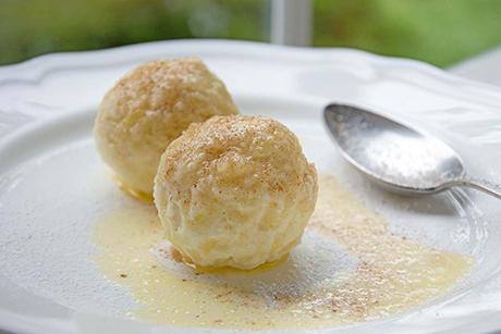 Quarkknödel mit Zwetschgen