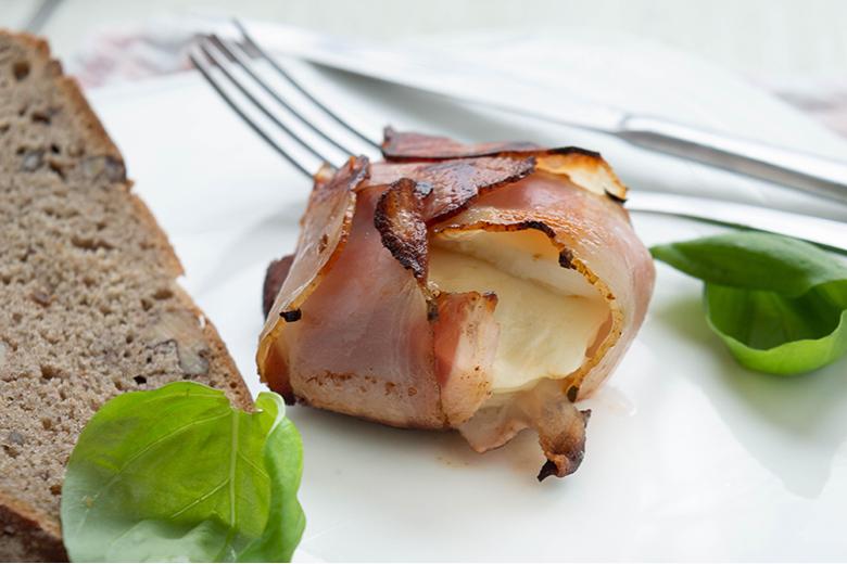 Mozzarella mit Speck umwickeln