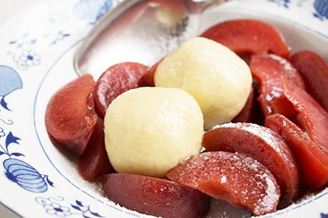 Quarkknödel mit Zwetschgenkompott
