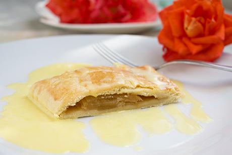 Strudel mit Vanillesauce