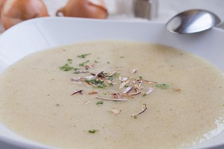 Griesssuppe mit Zwiebeln
