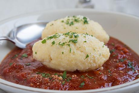 Griessnocken mit Tomatensauce