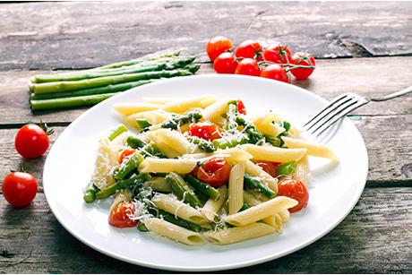 Penne mit Spargel und Tomaten