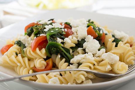 Fusilli mit Tomaten, Feta und Spinat