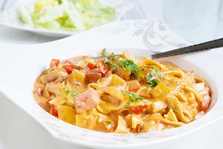 Bandnudeln an Peperoni-Rahm-Sauce