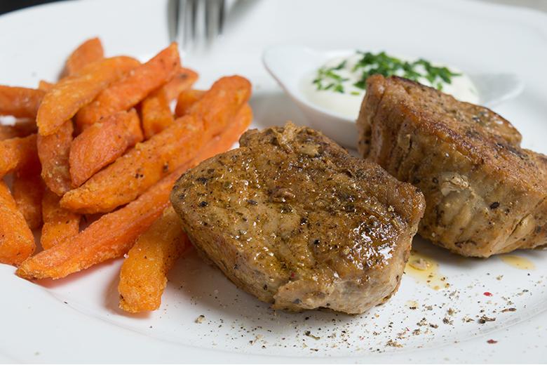 Schweinefilet mit Süsskartoffel-Pommes-Frites