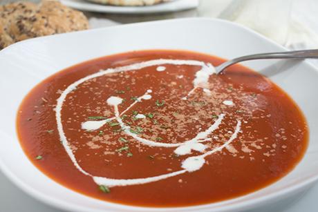 Spanische Peperoni-Tomatensuppe
