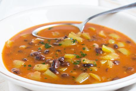 Kubanische schwarze Bohnensuppe