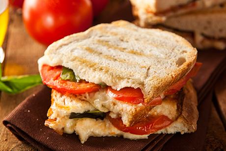 Panini mit Tomate und Mozzarella