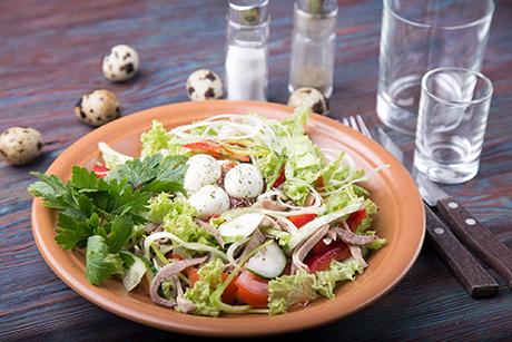Fleischsalat mit Wachtelei und Gemüse