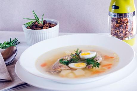 Suppe mit Wachteln und Wachtelei