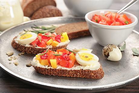 Bruschetta mit Wachtelei und Gemüse