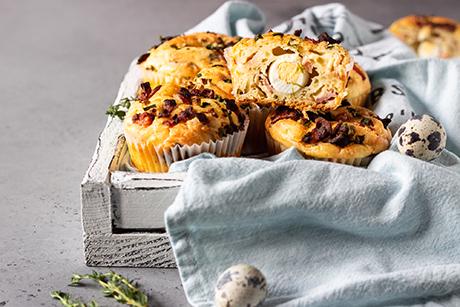 Muffins mit Wachtelei und Speck