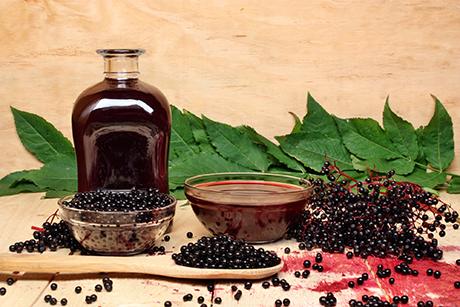 Holunderessig mit Beeren