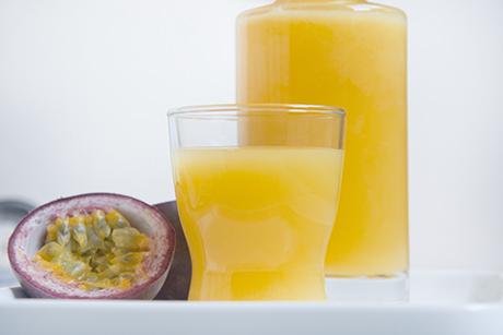 Essig mit Maracujasirup