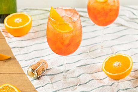 Weisser Spritzer mit Orange