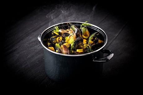 Miesmuscheln mit einem Fenchel-Safran-Bier-Sud