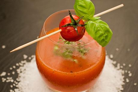 Tomatensuppe aus gebackenen Tomaten mit Olivenöl und frischen Kräutern