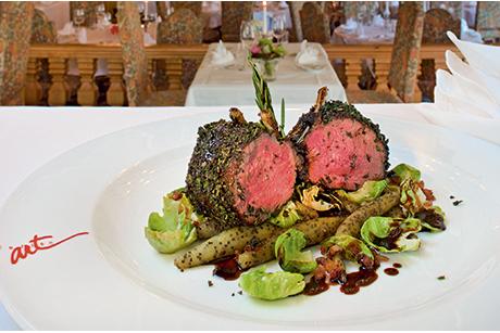 Rehrücken mit Speck-Rosenkohl und Mohnschupfnudeln